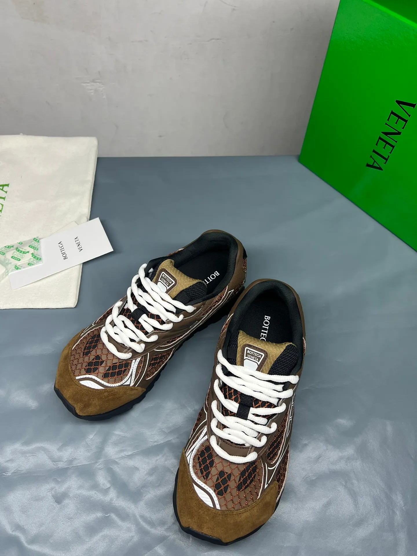 👟👟Ex-factory price 600👟👟 Men's size +10 Real photos 🔥🔥BV Orbit sneakers Wang Yibo's same style couple's dad shoes Runner sneakers, made of lightweight technical mesh fabric. Matched with geometric pattern designed rubber outsole, Wang Zha series high version. Look for the package technology. It is actually a lot taller, but the legs are still slim. Very nice, playable and durable. Matched to the standard💯 Package shoe technology. Look for the high version. The outsole is made of color-blocked TPU outsole. Women's model 35 36 37 38 39 40 41 42 (40 41 42 43 44 45 customized) (Customer logo can be accepted without refund or exchange at a favorable price) Equipped with original packaging